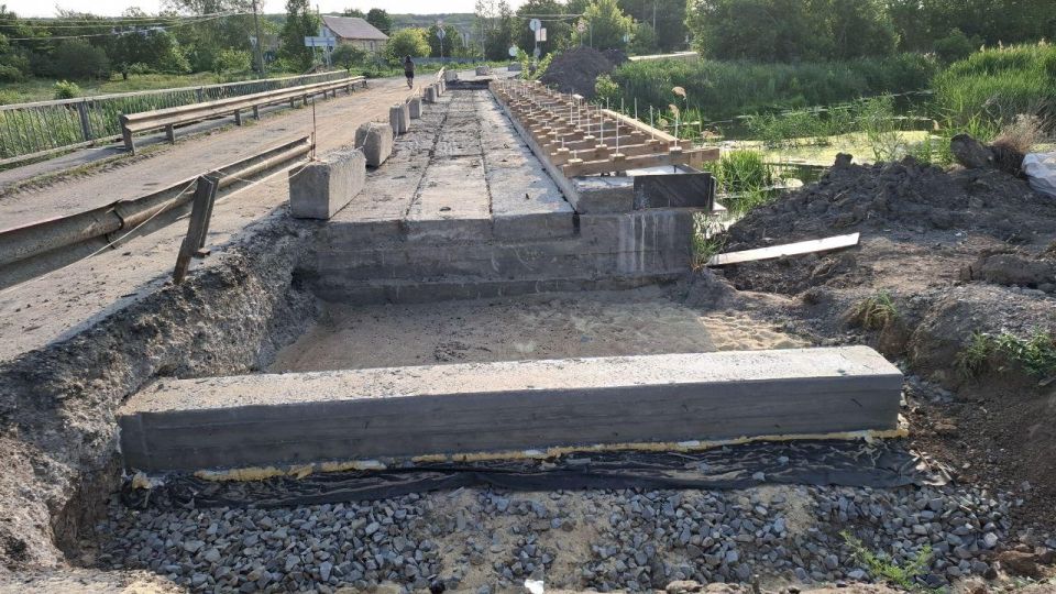 На мосту через Деркул в Беловодском МО залили лежни На мосту через Деркул в Беловодском МО залили лежни