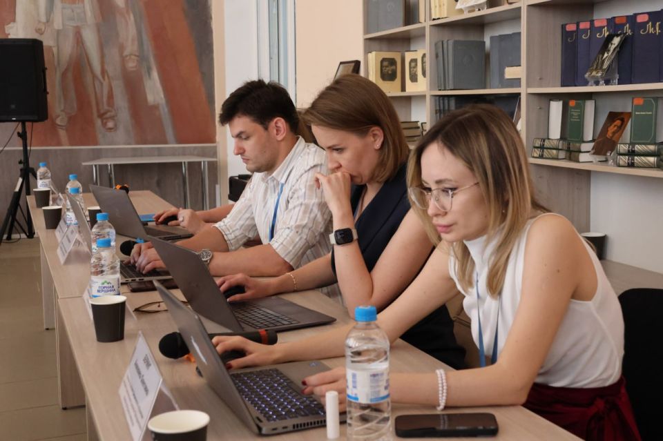 В Луганской Горьковке состоялся 3-х дневный образовательный интенсив Президентского фонда культурных инициатив В Луганской Горьковке состоялся 3-х дневный образовательный интенсив Президентского фонда культурных инициатив