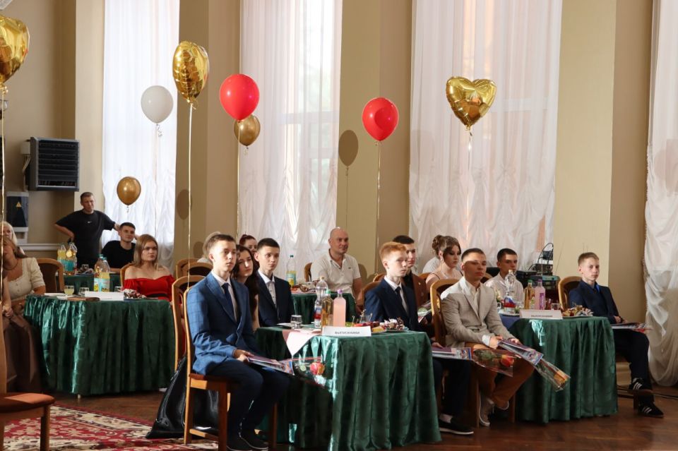 Впервые в Стаханове прошёл торжественный выпускной для девятиклассников школы-интерната №2 Впервые в Стаханове прошёл торжественный выпускной для девятиклассников школы-интерната №2