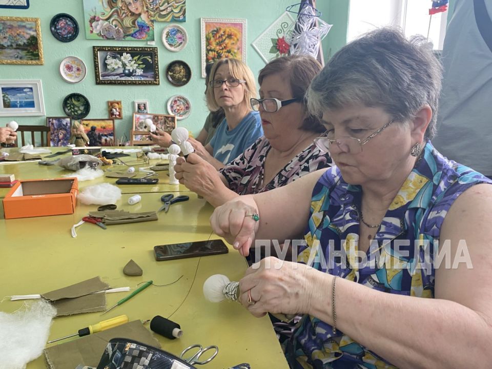 В Кировском Дворце культуры состоялся мастер-класс по созданию куклы-мотанки «Солдат Победитель» В Кировском Дворце культуры состоялся мастер-класс по созданию куклы-мотанки «Солдат Победитель»