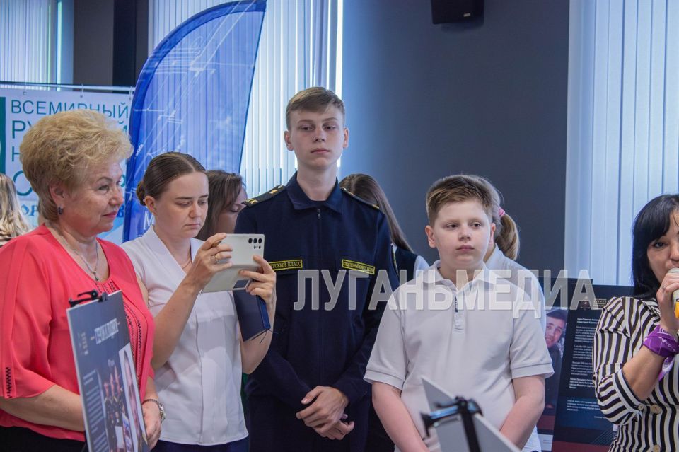 В Луганске открылась выставка «Герои и подвиги: мои земляки – Герои России» В Луганске открылась выставка «Герои и подвиги: мои земляки – Герои России»