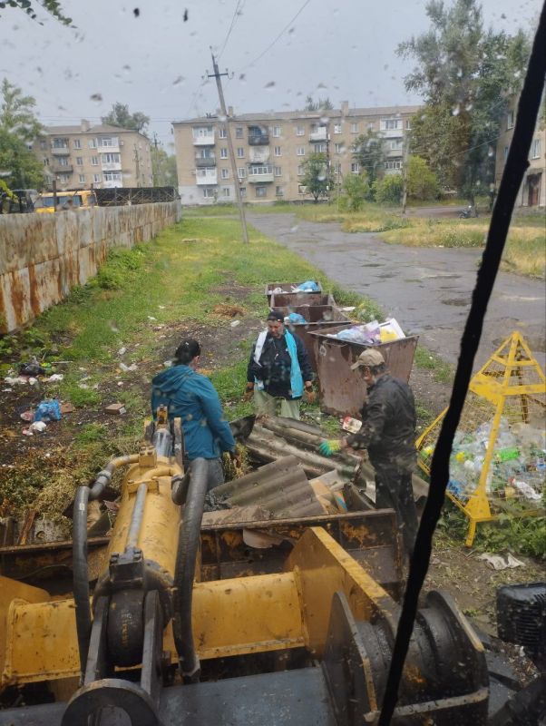 Ровеньковские коммунальщики продолжают ликвидировать несанкционированные свалки мусора на территории городского округа Ровеньковские коммунальщики продолжают ликвидировать несанкционированные свалки мусора на территории городского округа