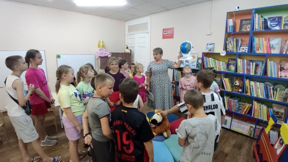 В модельной библиотеке МБУ "АГЦБС" для школьников пришкольной летней тематической площадки "Планета детства" ГБОУ ЛНР "Учебно-воспитательный комплекс № 1" состоялось путешествие «Летние встречи с книгой» В модельной библиотеке МБУ "АГЦБС" для школьников пришкольной летней тематической площадки "Планета детства" ГБОУ ЛНР "Учебно-воспитательный комплекс № 1" состоялось путешествие «Летние встречи с книгой»