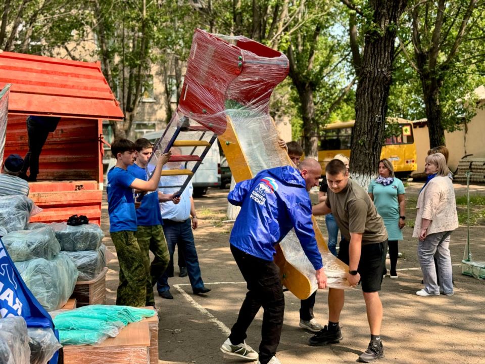Кисловодские единороссы привезли бытовую технику, посуду, мебель и игровую площадку для Антрацитовской школы-интерната Кисловодские единороссы привезли бытовую технику, посуду, мебель и игровую площадку для Антрацитовской школы-интерната