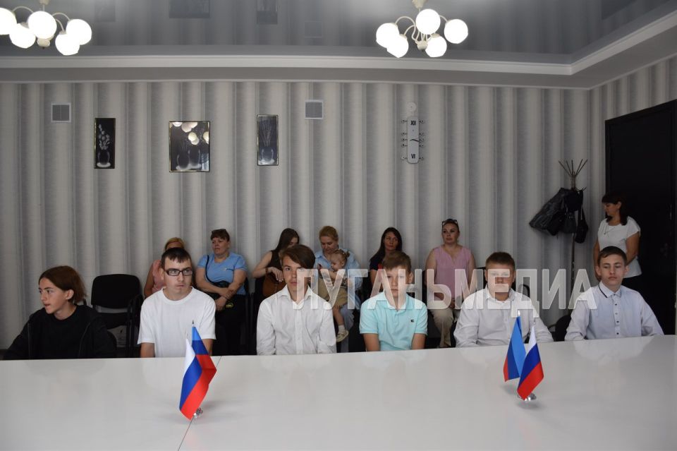 В преддверии Дня России юные первомайцы получили паспорта Российской Федерации В преддверии Дня России юные первомайцы получили паспорта Российской Федерации