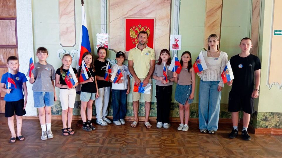 В преддверии праздника Дня России в Доме культуры им. Горького пгт Ясеновский прошла квест-игра по патриотическому воспитанию «Родина моя Россия» В преддверии праздника Дня России в Доме культуры им. Горького пгт Ясеновский прошла квест-игра по патриотическому воспитанию «Родина моя Россия»