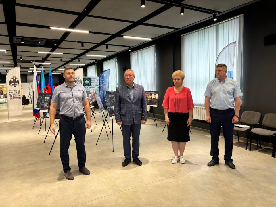 В Луганске открылась выставка «Герои и подвиги: мои земляки – Герои России» В Луганске открылась выставка «Герои и подвиги: мои земляки – Герои России»