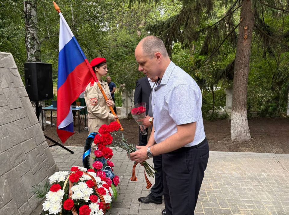 Сергей Соловьев: Принял участие в торжественной церемонии возложения цветов к мемориалу, посвящённому солдатам, павшим в боях с немецко-фашистскими захватчиками в пгт.Штеровка. Это место — не просто памятник, а символ... Сергей Соловьев: Принял участие в торжественной церемонии возложения цветов к мемориалу, посвящённому солдатам, павшим в боях с немецко-фашистскими захватчиками в пгт.Штеровка. Это место — не просто памятник, а символ...