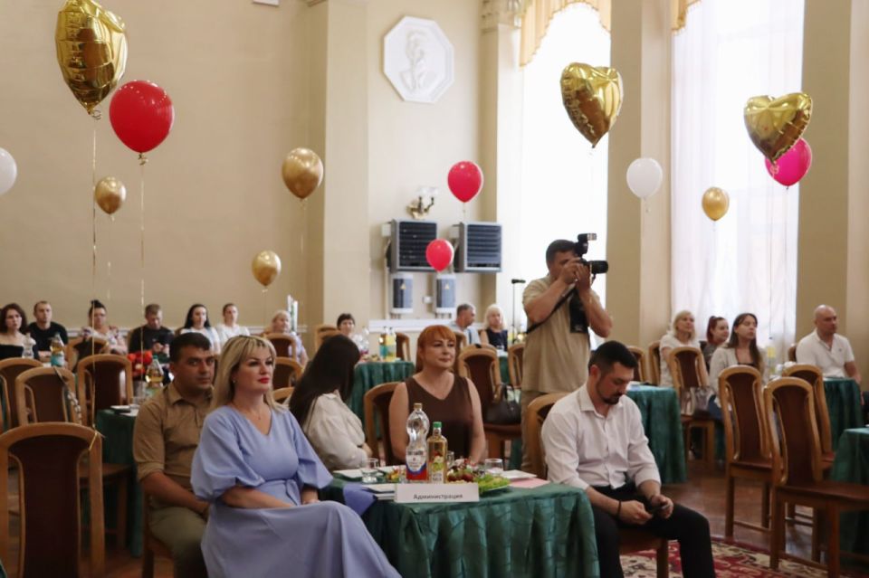Впервые в Стаханове прошёл торжественный выпускной для девятиклассников школы-интерната №2 Впервые в Стаханове прошёл торжественный выпускной для девятиклассников школы-интерната №2