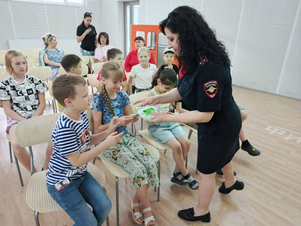 Сотрудники Госавтоинспекции ЛНР провели урок безопасности для юных участников дорожного движения Сотрудники Госавтоинспекции ЛНР провели урок безопасности для юных участников дорожного движения