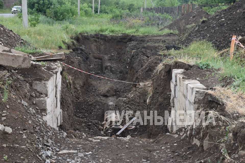 В Ровеньках продолжается капремонт водовода В Ровеньках продолжается капремонт водовода
