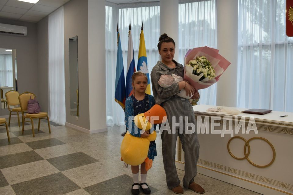 В отстроенном практически с нуля Дворце торжественных событий Антрацита состоялась первая церемония имянаречения новорожденного младенца - Таисии В отстроенном практически с нуля Дворце торжественных событий Антрацита состоялась первая церемония имянаречения новорожденного младенца - Таисии