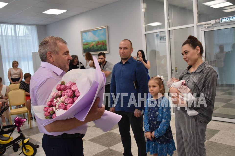 В отстроенном практически с нуля Дворце торжественных событий Антрацита состоялась первая церемония имянаречения новорожденного младенца - Таисии В отстроенном практически с нуля Дворце торжественных событий Антрацита состоялась первая церемония имянаречения новорожденного младенца - Таисии