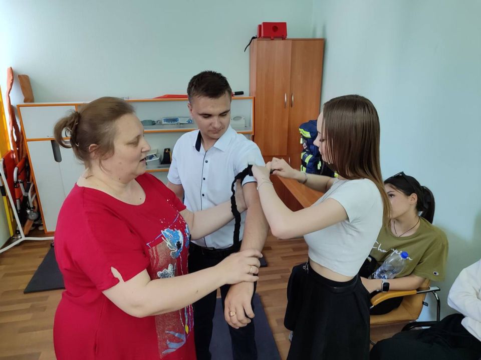 Сотрудники Луганского центра медицины катастроф провели профориентационную экскурсию для будущих юристов Сотрудники Луганского центра медицины катастроф провели профориентационную экскурсию для будущих юристов