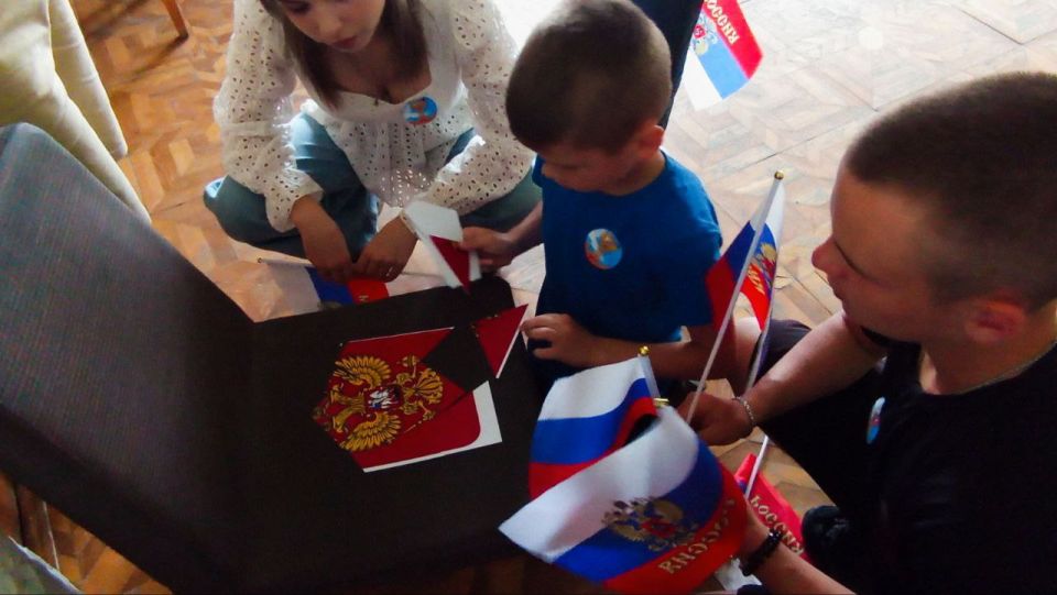 В преддверии праздника Дня России в Доме культуры им. Горького пгт Ясеновский прошла квест-игра по патриотическому воспитанию «Родина моя Россия» В преддверии праздника Дня России в Доме культуры им. Горького пгт Ясеновский прошла квест-игра по патриотическому воспитанию «Родина моя Россия»