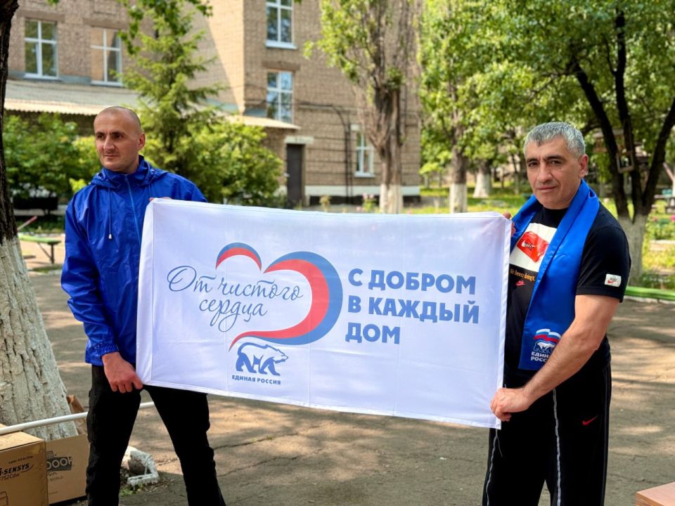 Кисловодские единороссы привезли бытовую технику, посуду, мебель и игровую площадку для Антрацитовской школы-интерната Кисловодские единороссы привезли бытовую технику, посуду, мебель и игровую площадку для Антрацитовской школы-интерната