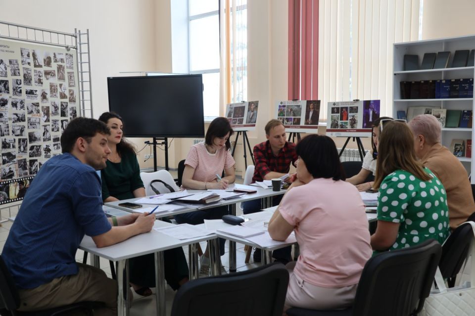 В Луганской Горьковке состоялся 3-х дневный образовательный интенсив Президентского фонда культурных инициатив В Луганской Горьковке состоялся 3-х дневный образовательный интенсив Президентского фонда культурных инициатив