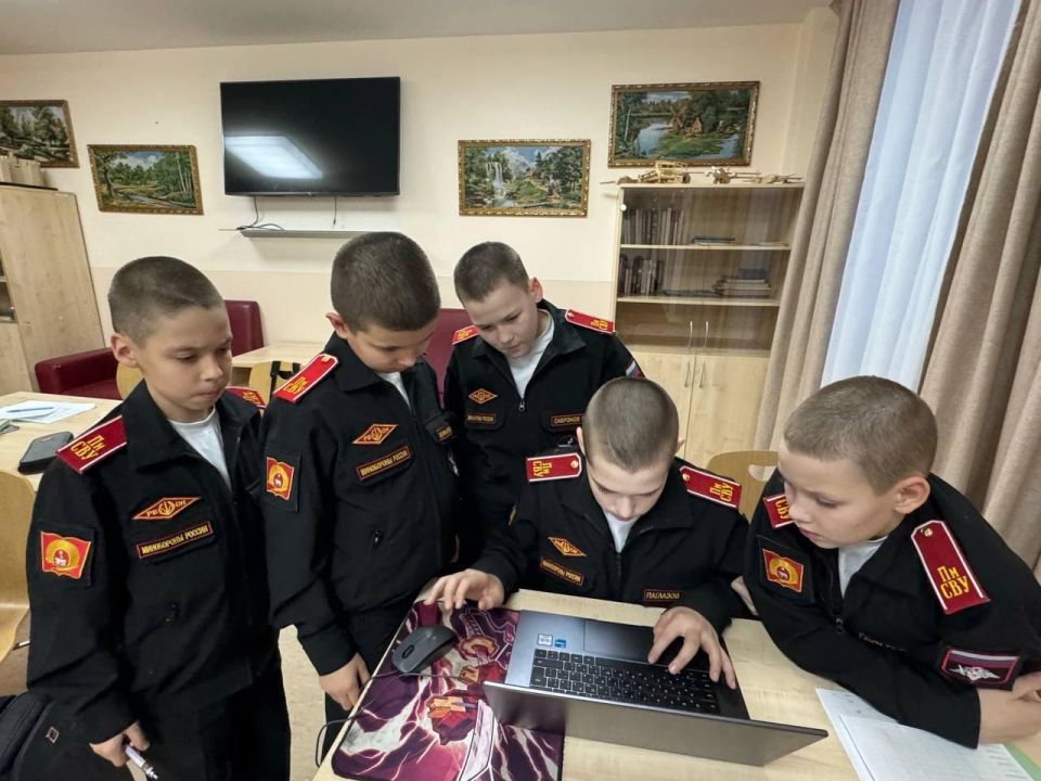 Воспитанники Пермского суворовского военного училища отправили интерактивные стенгазеты ребятам из Северодонецка Воспитанники Пермского суворовского военного училища отправили интерактивные стенгазеты ребятам из Северодонецка