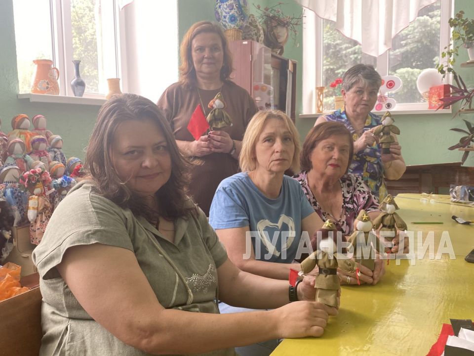 В Кировском Дворце культуры состоялся мастер-класс по созданию куклы-мотанки «Солдат Победитель» В Кировском Дворце культуры состоялся мастер-класс по созданию куклы-мотанки «Солдат Победитель»