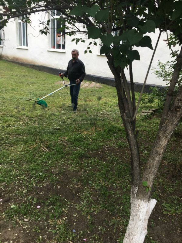 Спортивная школа города Ровеньки» еженедельно участвует в облагораживании территории, так как после покоса травы уменьшается сухостой травы, а это, в свою очередь, способствует противопожарной безопасности Спортивная школа города Ровеньки» еженедельно участвует в облагораживании территории, так как после покоса травы уменьшается сухостой травы, а это, в свою очередь, способствует противопожарной безопасности