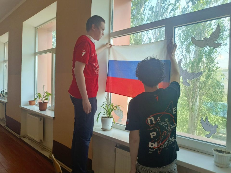 Активисты Брянковской специализированной школы №1, при содействии советника директора по воспитанию Галины Савчук и педагога-организатора Олеси Щербак, приняли участие во Всероссийской акции "Окна России" Активисты Брянковской специализированной школы №1, при содействии советника директора по воспитанию Галины Савчук и педагога-организатора Олеси Щербак, приняли участие во Всероссийской акции "Окна России"