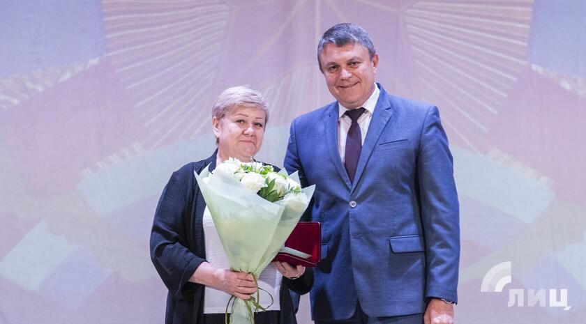 Глава ЛНР Леонид Пасечник в преддверии Дня медицинского работника вручил награды отличившимся медикам Республики Глава ЛНР Леонид Пасечник в преддверии Дня медицинского работника вручил награды отличившимся медикам Республики