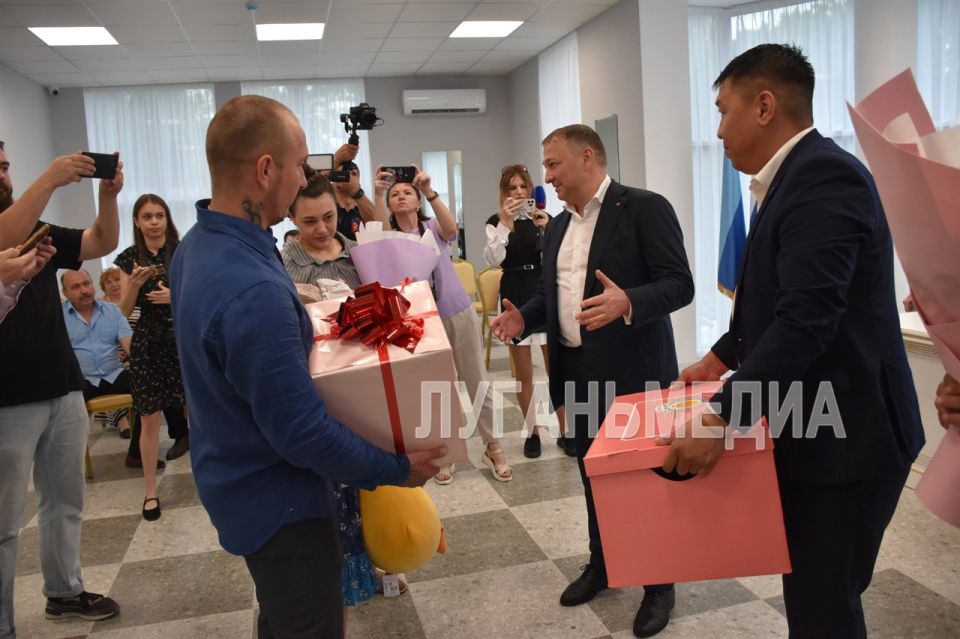 В отстроенном практически с нуля Дворце торжественных событий Антрацита состоялась первая церемония имянаречения новорожденного младенца - Таисии В отстроенном практически с нуля Дворце торжественных событий Антрацита состоялась первая церемония имянаречения новорожденного младенца - Таисии