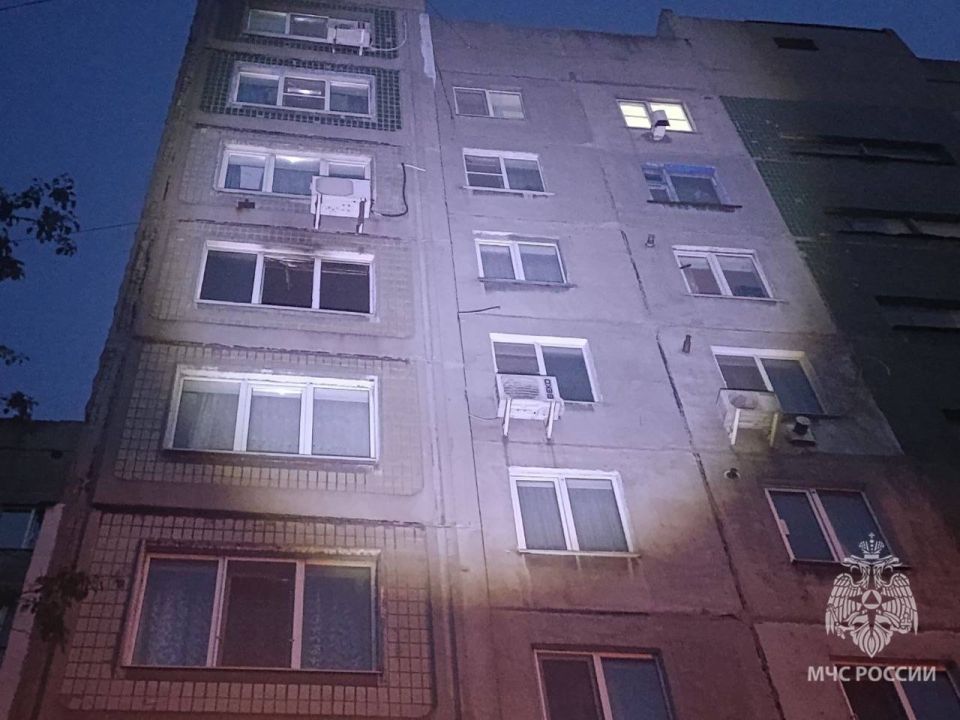 Пожарные на пожаре в многоэтажке в Перевальске спасли 86-летнюю женщину и эвакуировали 5 человек - ГУ МЧС России по Республике Пожарные на пожаре в многоэтажке в Перевальске спасли 86-летнюю женщину и эвакуировали 5 человек - ГУ МЧС России по Республике