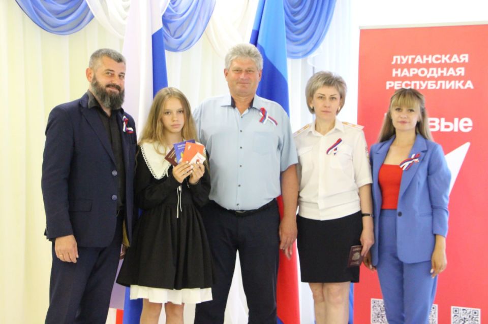 Олег Савченко: В рамках акции «Я - гражданин России!», в преддверии государственного праздника Дня России, совместно с Колядиной Надеждой Петровной - начальником ОВМ ОМВД России «Меловский», майором полиции и Ефремовой... Олег Савченко: В рамках акции «Я - гражданин России!», в преддверии государственного праздника Дня России, совместно с Колядиной Надеждой Петровной - начальником ОВМ ОМВД России «Меловский», майором полиции и Ефремовой...