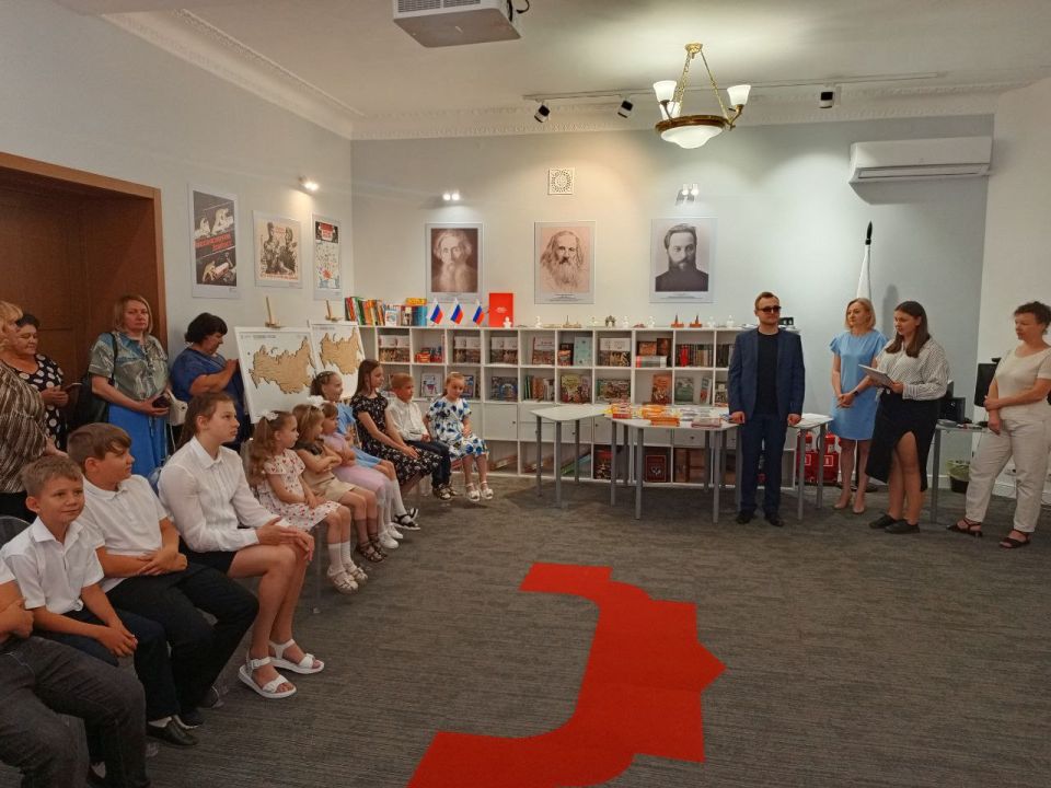 В Лутугинском районном доме культуры имени Т. Г. Шевченко состоялся районный конкурс чтецов В Лутугинском районном доме культуры имени Т. Г. Шевченко состоялся районный конкурс чтецов
