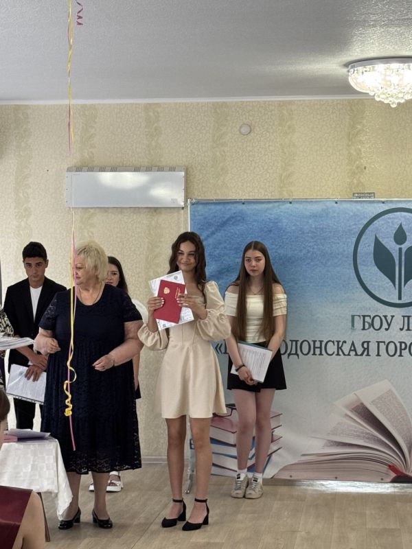 Старт торжественного вручения аттестатов девятиклассникам Старт торжественного вручения аттестатов девятиклассникам