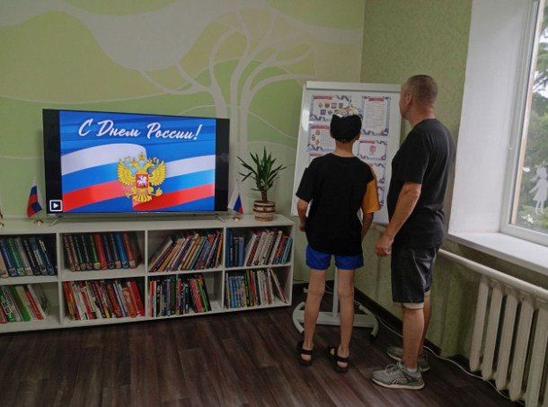В преддверии Дня России, в Лутугинской Районной библиотеке для детей прошел тематический час «Весь край этот милый навеки, в стволах белокрылых берёз» В преддверии Дня России, в Лутугинской Районной библиотеке для детей прошел тематический час «Весь край этот милый навеки, в стволах белокрылых берёз»