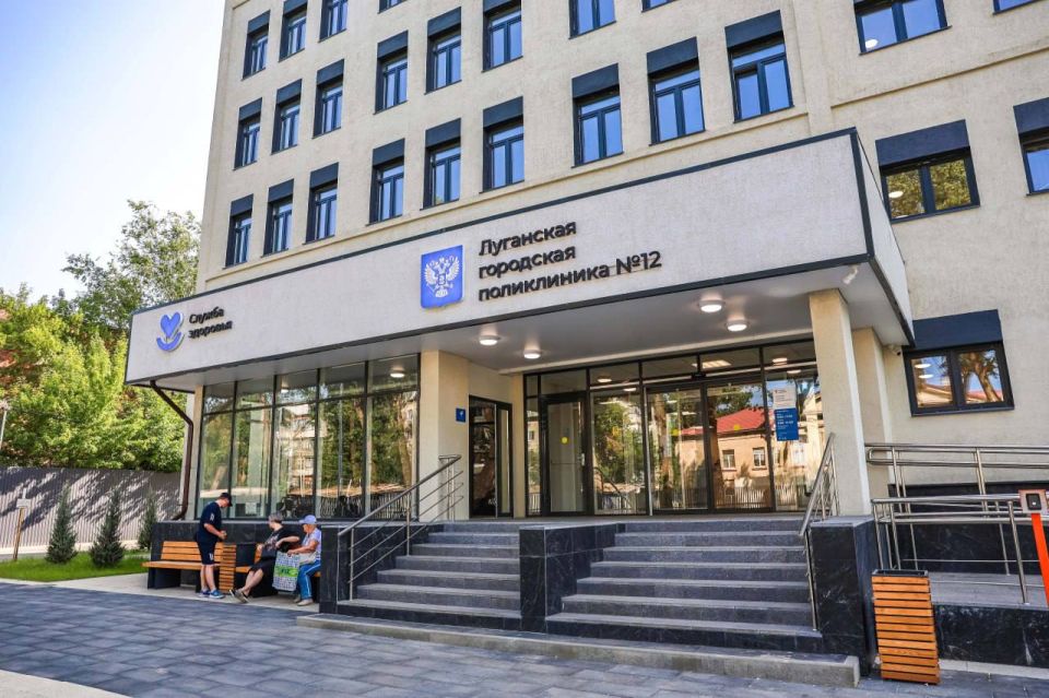 Президент РФ Владимир Путин по видеосвязи открыл в Луганске после капитального ремонта городскую поликлинику №12 Президент РФ Владимир Путин по видеосвязи открыл в Луганске после капитального ремонта городскую поликлинику №12