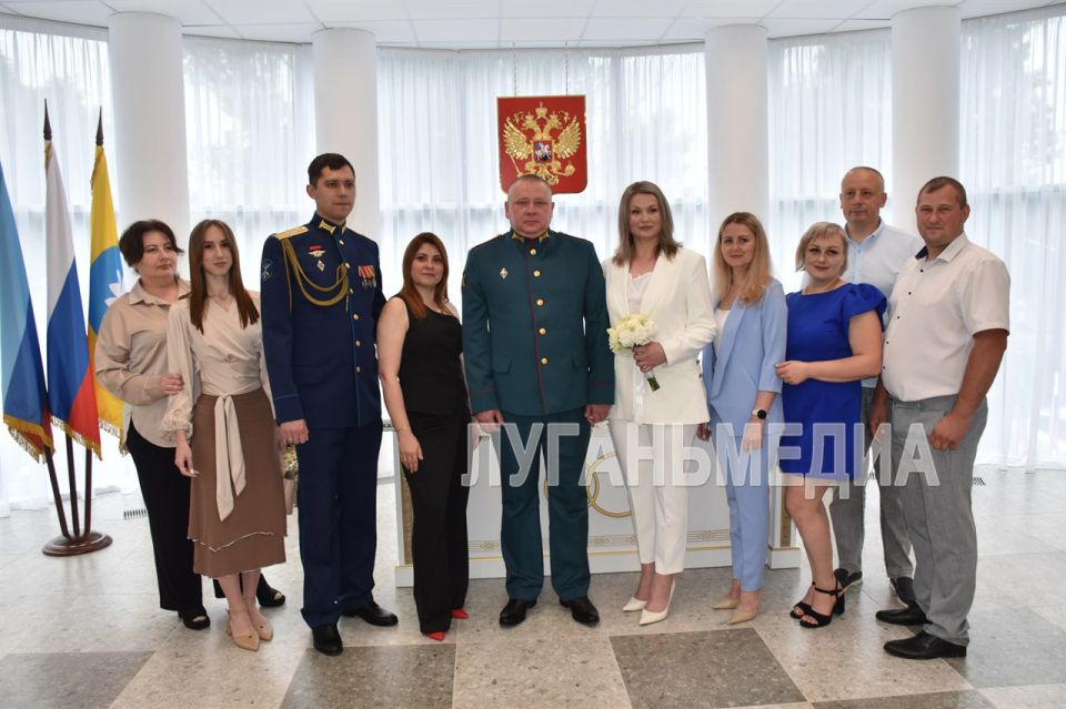 В благоустроенном Дворце торжественных событий первыми свои судьбы предстояло соединить антрацитовцам Даниилу Порфирьеву и Ольге Паниной В благоустроенном Дворце торжественных событий первыми свои судьбы предстояло соединить антрацитовцам Даниилу Порфирьеву и Ольге Паниной