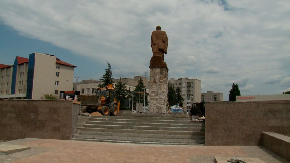 Опоры освещения прибыли, и теперь тюменские строители займутся установкой Опоры освещения прибыли, и теперь тюменские строители займутся установкой
