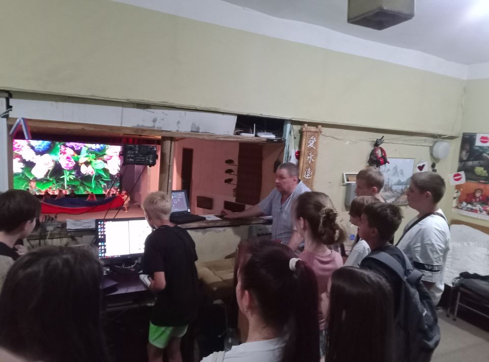 Сотрудники Дворца культуры имени Горького предоставили прекрасную возможность ребятам из пришкольного лагеря Ровеньковской гимназии №4 им. писателя Н. Трублаини погрузиться в мир профессионального освещения и озвучивания... Сотрудники Дворца культуры имени Горького предоставили прекрасную возможность ребятам из пришкольного лагеря Ровеньковской гимназии №4 им. писателя Н. Трублаини погрузиться в мир профессионального освещения и озвучивания...