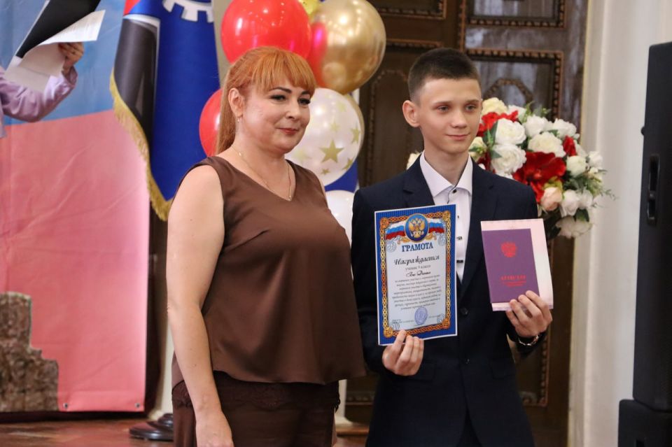Впервые в Стаханове прошёл торжественный выпускной для девятиклассников школы-интерната №2 Впервые в Стаханове прошёл торжественный выпускной для девятиклассников школы-интерната №2