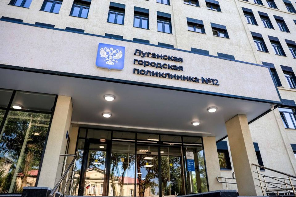 Президент РФ Владимир Путин по видеосвязи открыл в Луганске после капитального ремонта городскую поликлинику №12 Президент РФ Владимир Путин по видеосвязи открыл в Луганске после капитального ремонта городскую поликлинику №12