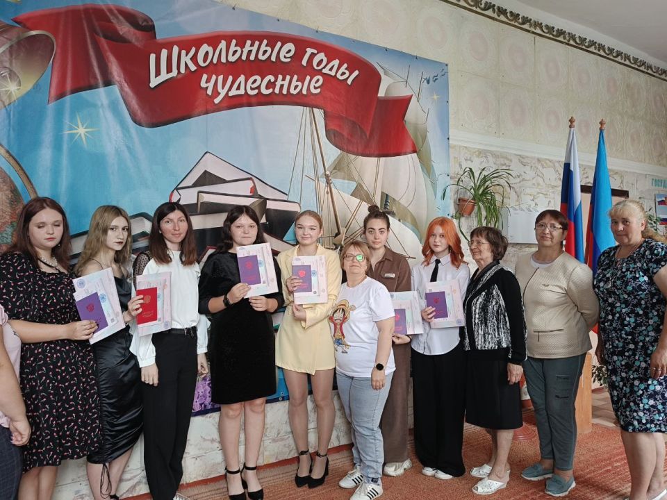 Старт торжественного вручения аттестатов девятиклассникам Старт торжественного вручения аттестатов девятиклассникам