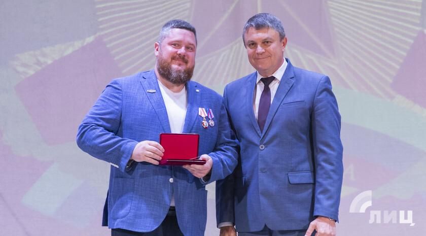 Глава ЛНР Леонид Пасечник в преддверии Дня медицинского работника вручил награды отличившимся медикам Республики Глава ЛНР Леонид Пасечник в преддверии Дня медицинского работника вручил награды отличившимся медикам Республики