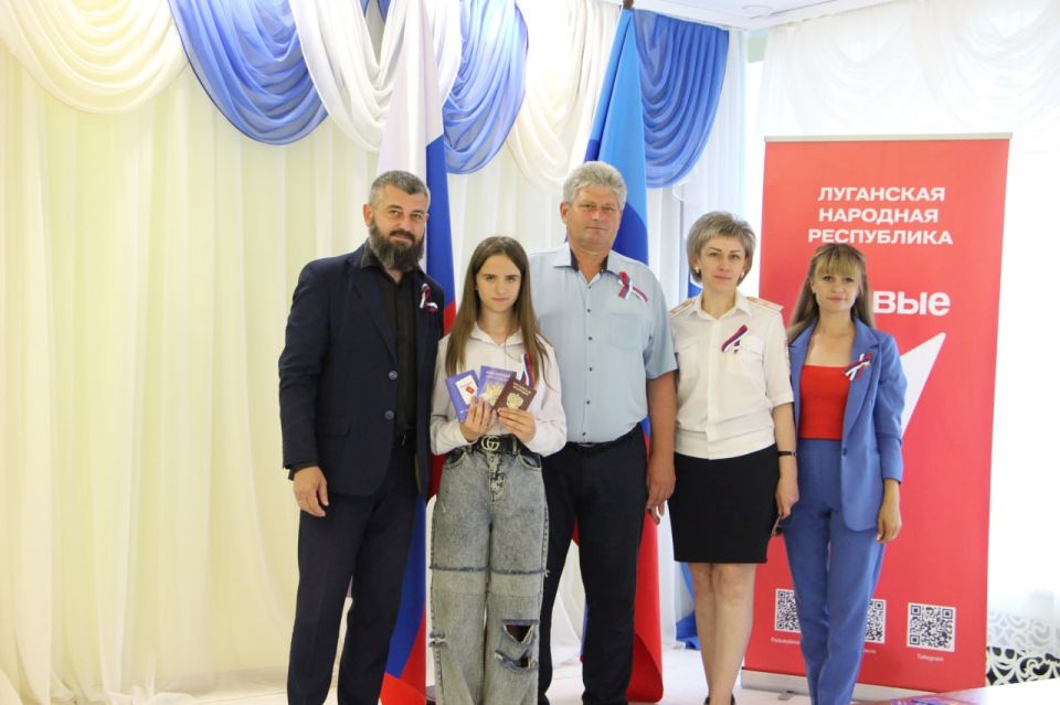 Олег Савченко: В рамках акции «Я - гражданин России!», в преддверии государственного праздника Дня России, совместно с Колядиной Надеждой Петровной - начальником ОВМ ОМВД России «Меловский», майором полиции и Ефремовой... Олег Савченко: В рамках акции «Я - гражданин России!», в преддверии государственного праздника Дня России, совместно с Колядиной Надеждой Петровной - начальником ОВМ ОМВД России «Меловский», майором полиции и Ефремовой...