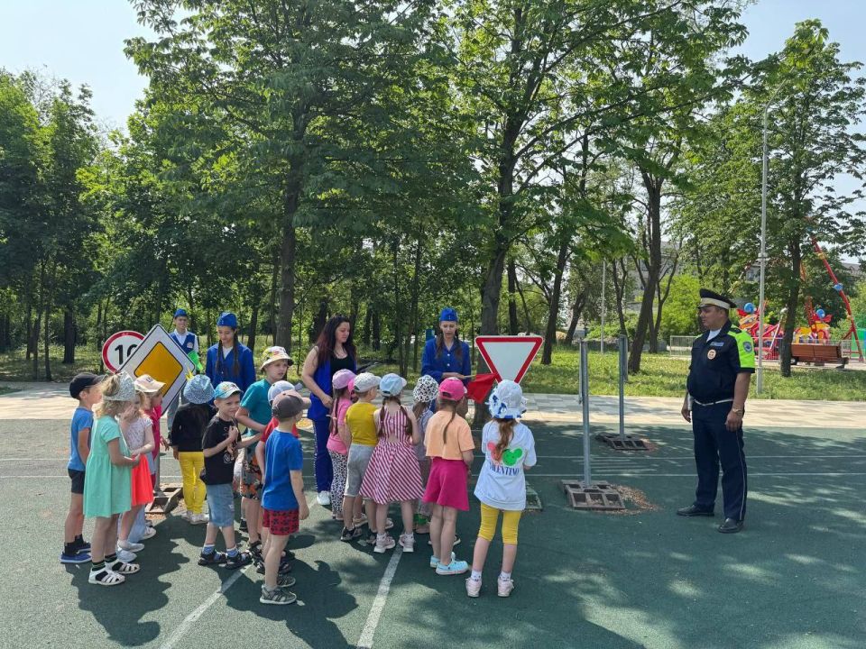 Сотрудники Госавтоинспекции ЛНР совместно с ЮИДовцами обучают малышей правилам дорожной безопасности Сотрудники Госавтоинспекции ЛНР совместно с ЮИДовцами обучают малышей правилам дорожной безопасности