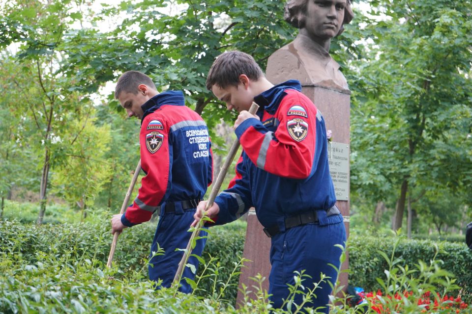 Дождь – не помеха. Ребята из Всероссийского экологического движения «Экосистема» в ЛНР совместно с добровольцами Луганского реготделения Всероссийского студенческого корпуса спасателей провели субботник и облагородили... Дождь – не помеха. Ребята из Всероссийского экологического движения «Экосистема» в ЛНР совместно с добровольцами Луганского реготделения Всероссийского студенческого корпуса спасателей провели субботник и облагородили...