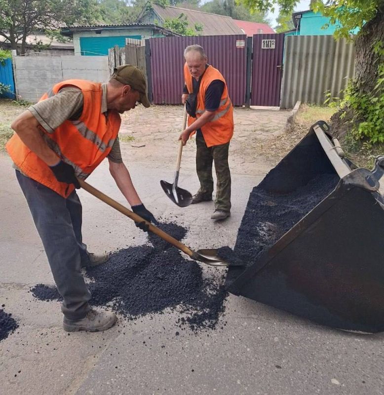 Коммунальные службы проводят работы на территории города Коммунальные службы проводят работы на территории города