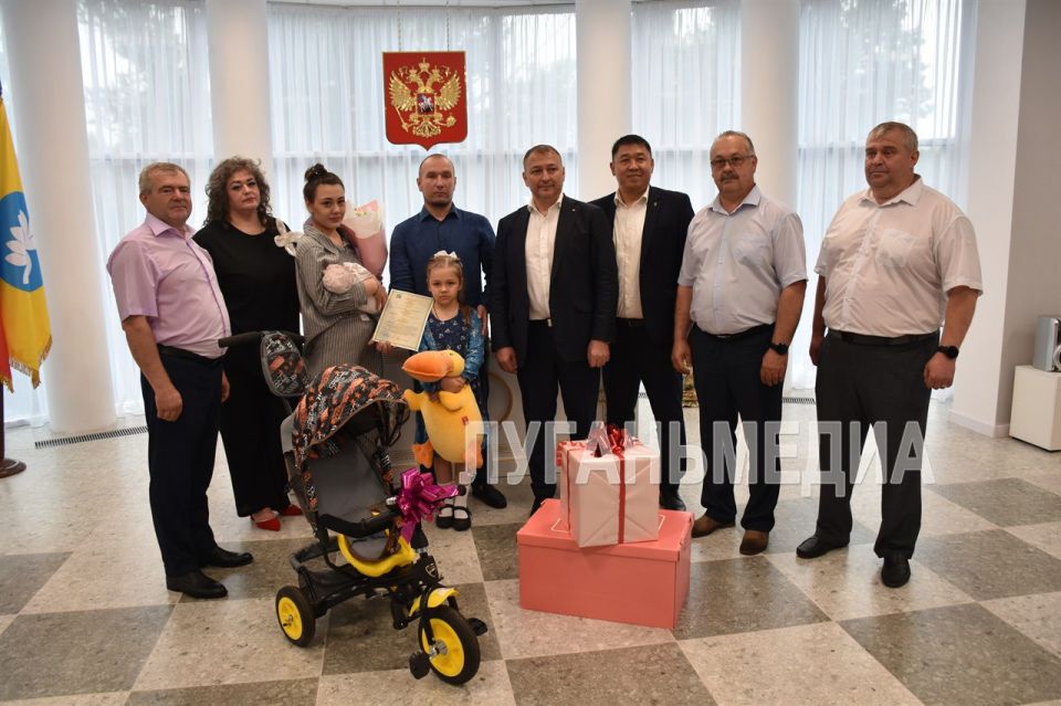 В отстроенном практически с нуля Дворце торжественных событий Антрацита состоялась первая церемония имянаречения новорожденного младенца - Таисии В отстроенном практически с нуля Дворце торжественных событий Антрацита состоялась первая церемония имянаречения новорожденного младенца - Таисии