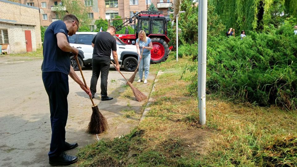 Минприроды ЛНР присоединилось к Всероссийской экологической акции «Марафон зеленых дел», проведя субботник на территории, прилегающей к административному зданию Минприроды ЛНР присоединилось к Всероссийской экологической акции «Марафон зеленых дел», проведя субботник на территории, прилегающей к административному зданию