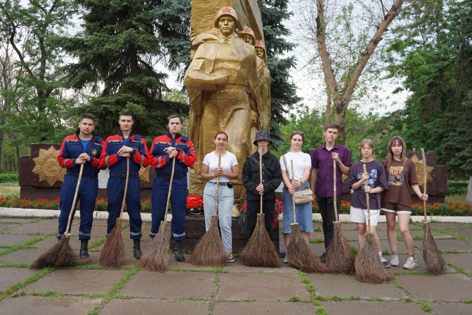 Дождь – не помеха. Ребята из Всероссийского экологического движения «Экосистема» в ЛНР совместно с добровольцами Луганского реготделения Всероссийского студенческого корпуса спасателей провели субботник и облагородили... Дождь – не помеха. Ребята из Всероссийского экологического движения «Экосистема» в ЛНР совместно с добровольцами Луганского реготделения Всероссийского студенческого корпуса спасателей провели субботник и облагородили...