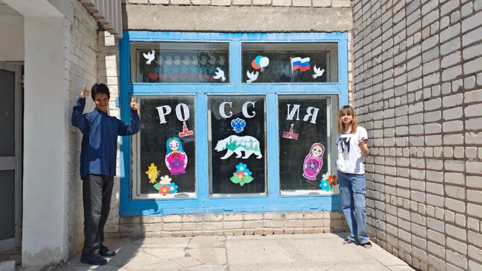 Ученики Фабричненской средней школы присоединились к акции «Окна России» Ученики Фабричненской средней школы присоединились к акции «Окна России»