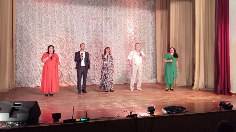 В Доме культуры имени Горького пгт Ясеновский состоялась праздничная концертная программа «Я люблю тебя, Россия…», посвященная Дню России В Доме культуры имени Горького пгт Ясеновский состоялась праздничная концертная программа «Я люблю тебя, Россия…», посвященная Дню России
