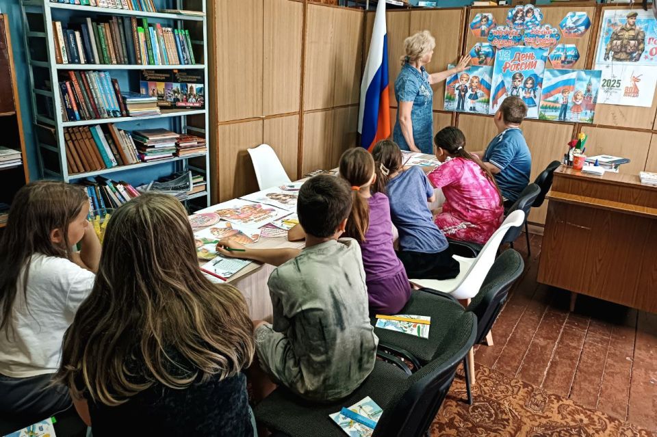 День России - это отличный повод рассказать детям ещё раз об истории нашей огромной и самой красивой в мире многонациональной страны, о многообразии народных традиций, совершить интересные увлекательные путешествия по... День России - это отличный повод рассказать детям ещё раз об истории нашей огромной и самой красивой в мире многонациональной страны, о многообразии народных традиций, совершить интересные увлекательные путешествия по...